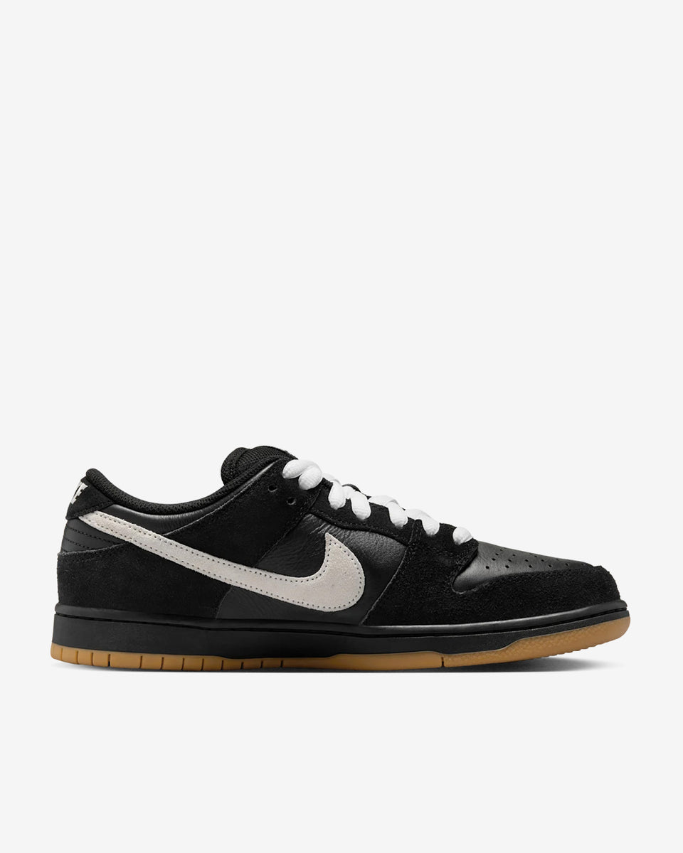 Supreme × Nike SB Dunk Low 